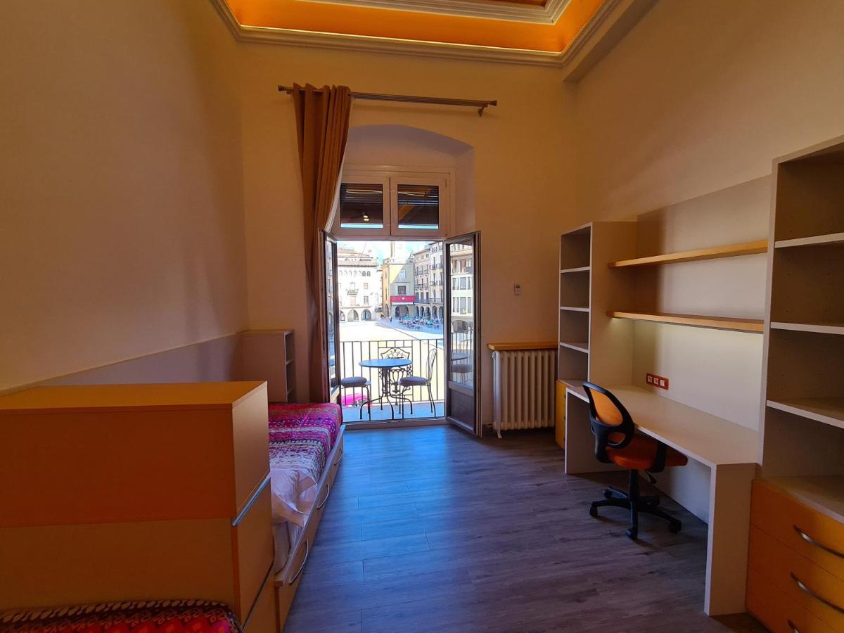 Apartaments Vicus 3 Con Vistas A La Plaza Mayor De Vic Bagian luar foto