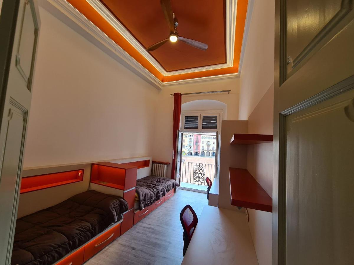Apartaments Vicus 3 Con Vistas A La Plaza Mayor De Vic Bagian luar foto